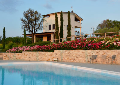 Ristrutturazione Edificio con Giardino e Piscina