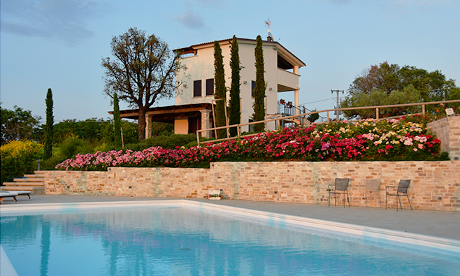 Ristrutturazione Edificio con Giardino e Piscina